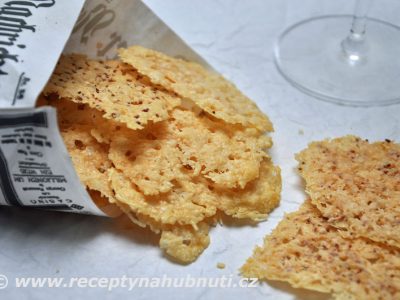 Parmezánovo-česnekové chipsy